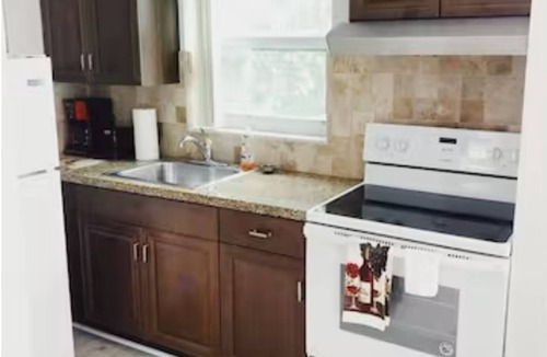 Deerfield Beach Apartment | Beach Haven 1 BD + Florida Room steps from Ocean