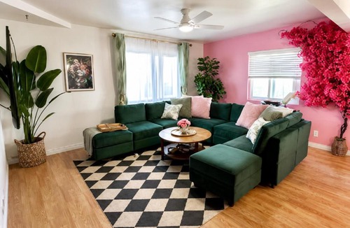 Gas Lamp Section Apartment | Beach Home with Gym and Cuddle Couch