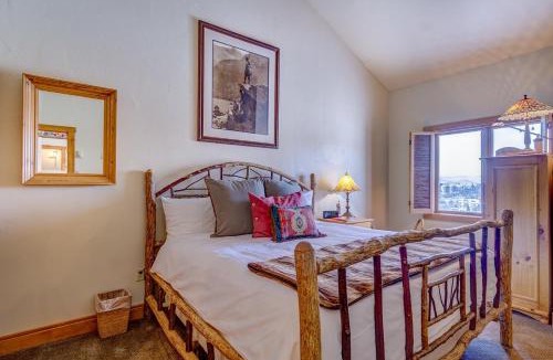 Steamboat Springs House | Bear Claw 510 - Ski-in Ski-out Condo!