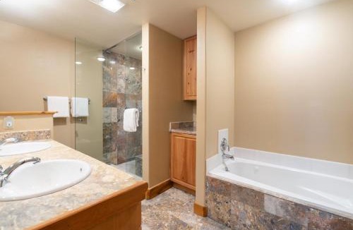 Mountain Village Hotel | Bear Creek Lodge 112B Hotel Room