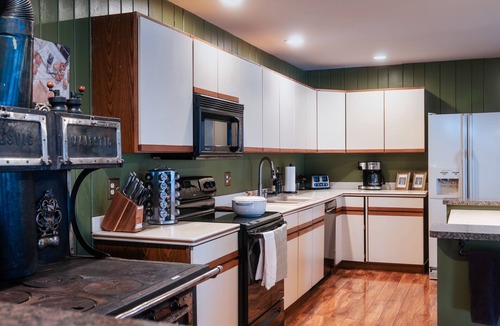 Dolores Cabin | Bear Creek Mountain Lodge: 19 Guests, close to Telluride and so much more!