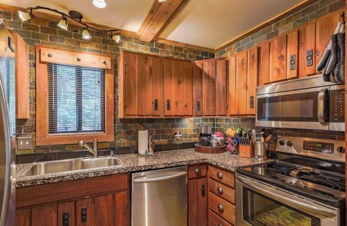 Saint Mary's House | BEAR PARK CABIN, glacier, lakes, fishing & hiking, ATV trails!
