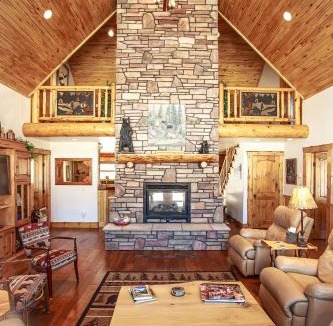 San Juan River Village Ski Chalet | Bear Paw Log Cabin4Bed4 BathHOT TUBFire Pit