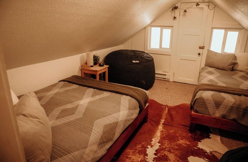 Drake Hotel | Bears Paw Duplex Cabin (#12) at The Woolly Bugger Inn