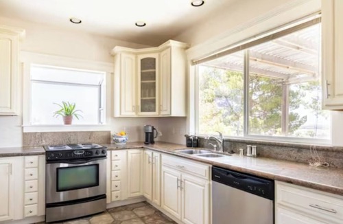 Fallbrook House | Beautiful 2-bedroom home with stunning views Sleeps 4 - 2 Bedrooms - 1 Bath