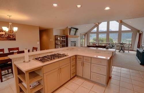 Ridgway House | Beautiful 30+ Stay | Amazing Views | Large Deck | Air Conditioning
