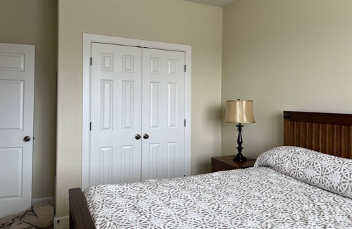 Rockrimmon House | Beautiful and quiet townhouse in Rockrimmon area!