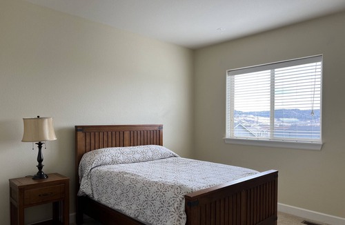 Rockrimmon House | Beautiful and quiet townhouse in Rockrimmon area!