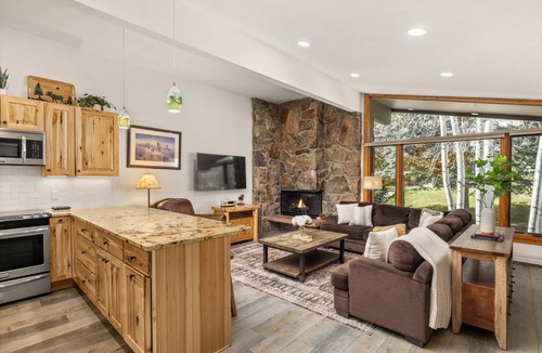 Snowmass Village Condo | Beautiful Condo in Snowmass Village! Balcony W/Views, Pool, HT, Gas FP, Elevator & Access to Trails