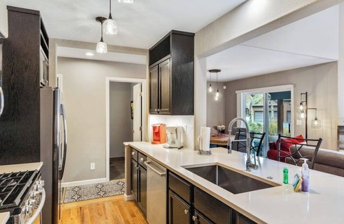 Edwards House | Beautiful downtown townhouse with patio, grill, firepit, fireplace, washer/dryer