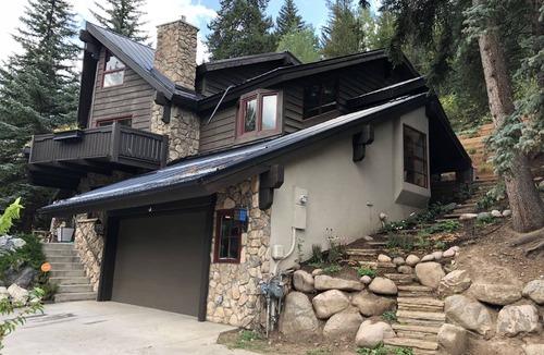 Vail House | Beautiful Family Retreat - Sleeps 10 - RENOVATED - HOT TUB, FIREPIT, ON BUS