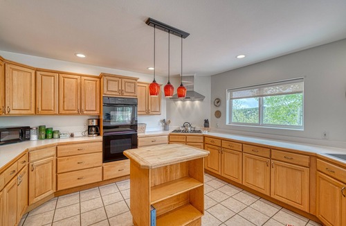 Nathrop House | Beautiful Home with Breathtaking Views!