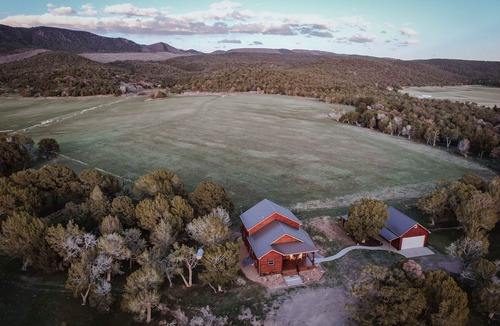 Montrose Cabin | Beautiful log cabin 7 miles from Black Canyon National Park