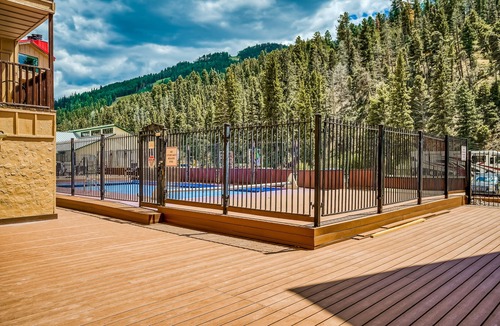 Red River Condo | Beautiful mountain-view condo with pool, skiing & washer/dryer
