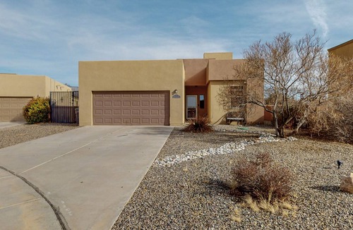 Vista Del Norte Alliance House | Beautiful North Valley home, garage, dogs welcome!