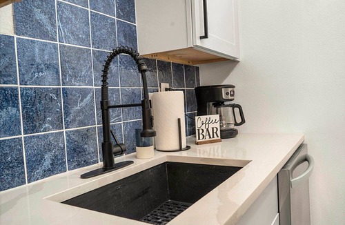 Englewood Condo | Beautiful remodeled 1-bedroom condo in Littleton/Englewood with Pool