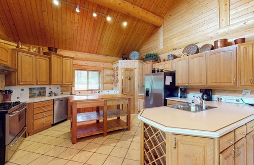 San Juan River Village Cabin | Beautiful Riverfront Log Cabin with Mountain Views, Firepit, and Gas Grill