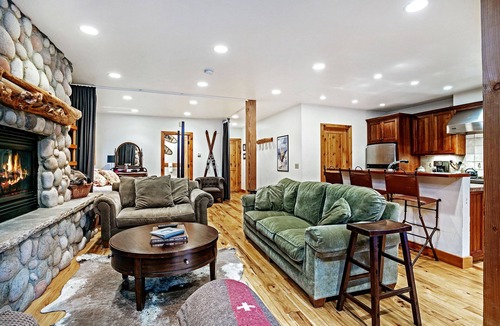 Minturn Apartment | Beautiful Riverside Ski Retreat! *Now with Hot Tub!*