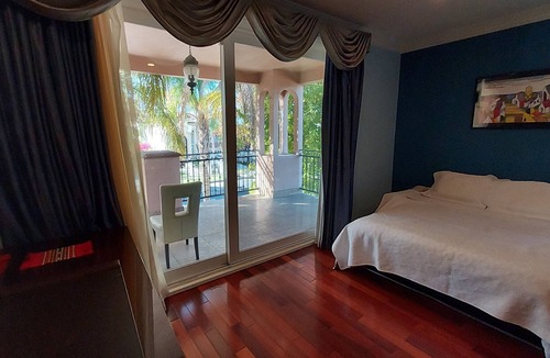Encino House | Beautiful spacious home/salt water pool in Encino.
