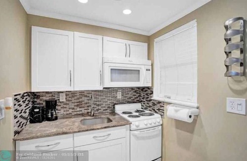 Hollywood Apartment | Beautiful studio condo steps from the beach!