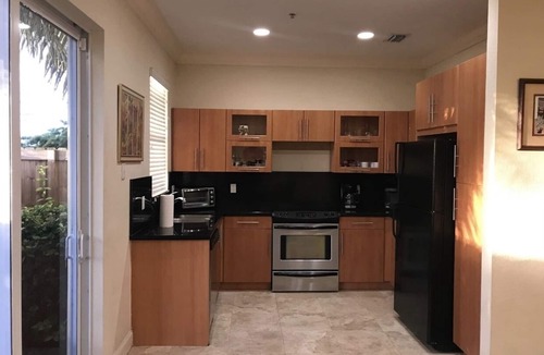 Harbordale House | Beautiful Townhouse Close by the AIRPORT, BEACH, CRUISE PORT, CONVENTION CENTER