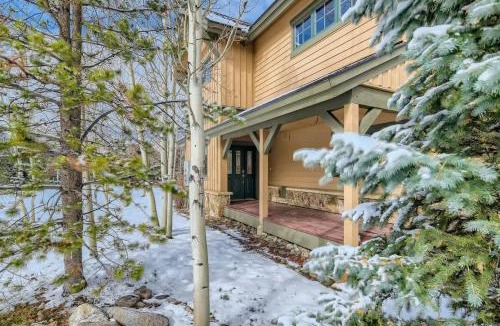 The Highlands House | Beautiful Unit in Quiet Area with Shuttle to Slopes