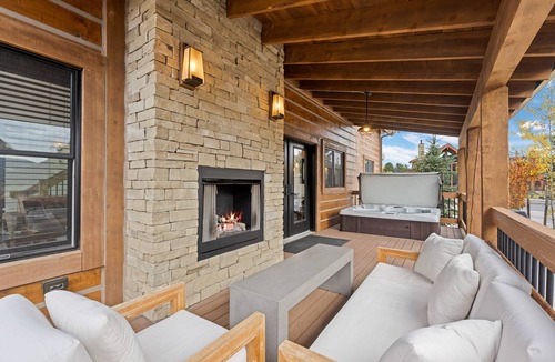 Estes Park Cabin | Beautiful Views! Jacuzzi, Indoor/Outdoor Fireplace, Steps to Lake Estes