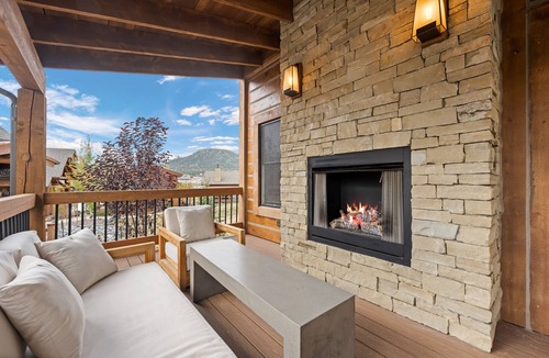 Estes Park Cabin | Beautiful Views! Jacuzzi, Indoor/Outdoor Fireplace, Steps to Lake Estes