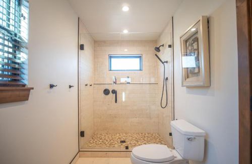 Estes Park House | Beautiful Views! Jacuzzi, Indoor/Outdoor Fireplace, Steps to Lake Estes
