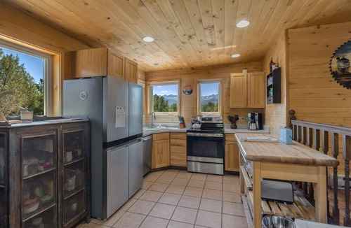 Pleasant Valley Cabin | Beautiful Views of Surrounding Peaks | Hot Tub | Large Deck | STR2025-065
