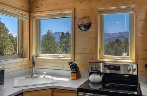 Pleasant Valley Cabin | Beautiful Views of Surrounding Peaks | Hot Tub | Large Deck | STR2025-065