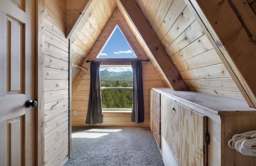 Pleasant Valley Cabin | Beautiful Views of Surrounding Peaks | Hot Tub | Large Deck | STR2025-065