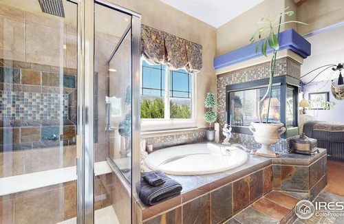 Lyons House | Beautiful villa with views to Stone Canyon and the Rocky Mountains