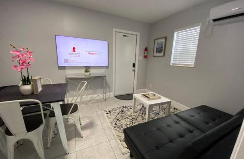 Hollywood Apartment | Bens Lavish mini Luxury Suite