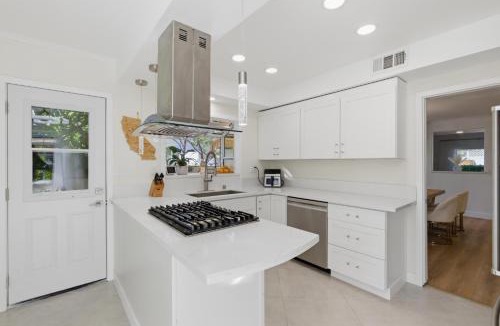 Lake Balboa Villa | BEST LOCATION NEW Luxury Retreat with Pool and Beautiful Lit Backyard