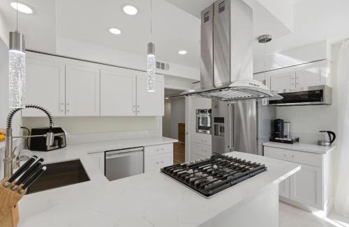 Lake Balboa Villa | BEST LOCATION NEW Luxury Retreat with Pool and Beautiful Lit Backyard