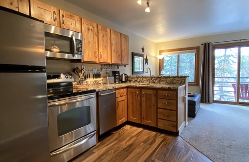 Four O'Clock Condo | Best Ski Slope View, Ski-in Condo. Easy to walk!