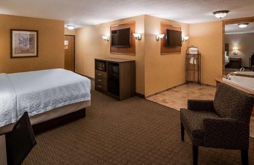 North Canton Hotel | Best Western Plus North Canton Inn & Suites