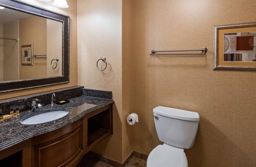 North Canton Hotel | Best Western Plus North Canton Inn & Suites