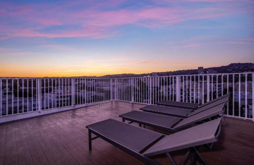 Beverly Grove Apartment | Beverly Hills Private Residence with Rooftop Jacuzzi