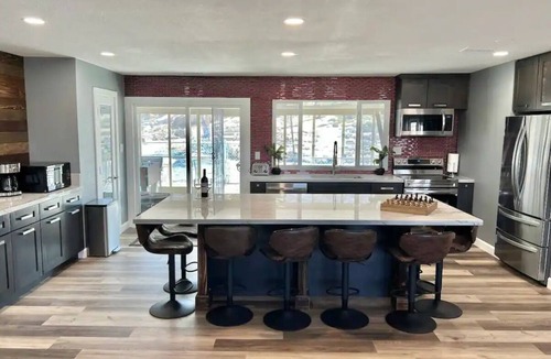 Victorville House | Billion Rock Escape - a large beautiful secluded oasis minutes from town