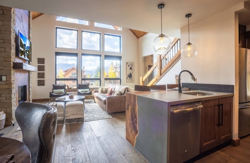 Estes Park Cabin | Blissful Mountain Getaway – Steps to Lake Estes, Indoor/Outdoor Fireplace