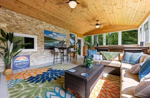 Wayland House | Blissful Serenity - Walk to Lake Milton with Hot Tub