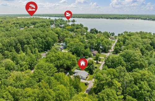 Wayland House | Blissful Serenity - Walk to Lake Milton with Hot Tub