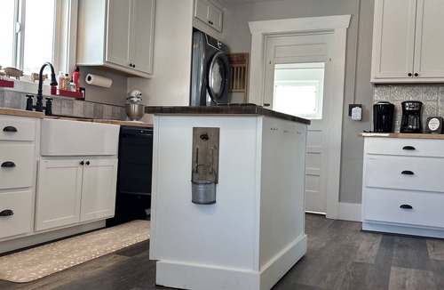 Homelake House | Blue Barn Farmhouse - 30 min from Great Sand Dunes/20 min from Hot Springs.