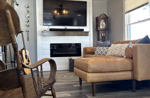 Homelake House | Blue Barn Farmhouse - 30 min from Great Sand Dunes/20 min from Hot Springs.
