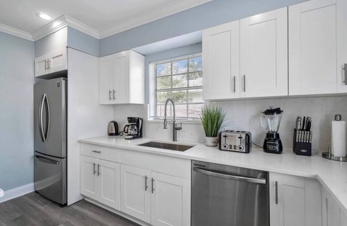 Old Northwood House | Blue Lagoon - Pool, Mins to DT + Beaches