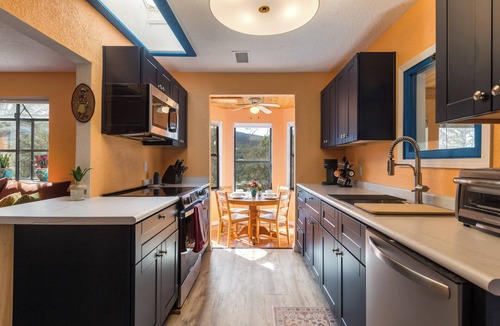 Zuzax Cabin | Blue Pine Cabin: 5 miles to Paako Ridge Golf