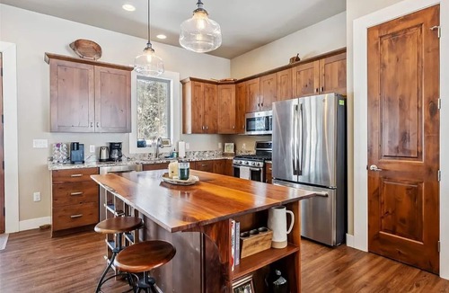 Blue River House | Blue River Family and Pet Friendly Mountain Home- 2.5 miles to Breck, Hot Tub