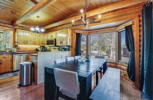 Estes Park Cabin | Bluebird Cabin, 2.7 miles to downtown & 6.6 mile to RMNP, Hot Tub, Pet Friendly!